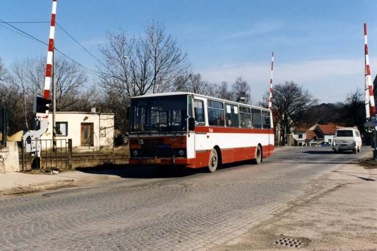 352